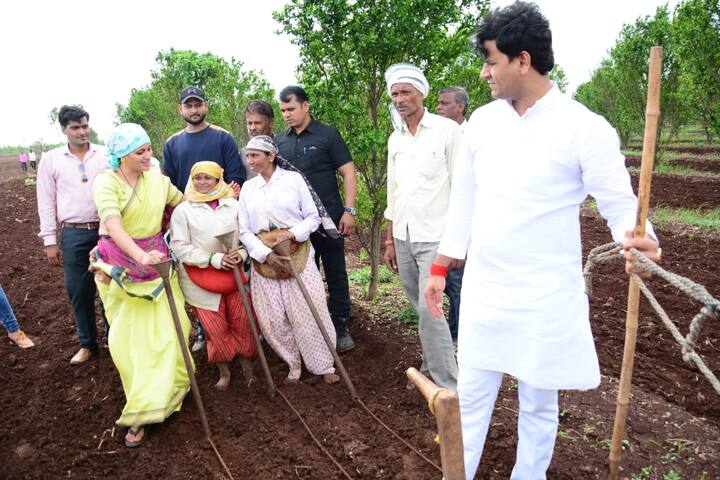 अंजनगवबारी परिसरातील शेतकरी अनेक दिवसांपासून पावसाच्या प्रतीक्षेत होते. गत चार दिवसांपासून परिसरात कुठे रिमझिम तर कुठे दमदार पाऊस कोसळतो आहे. 