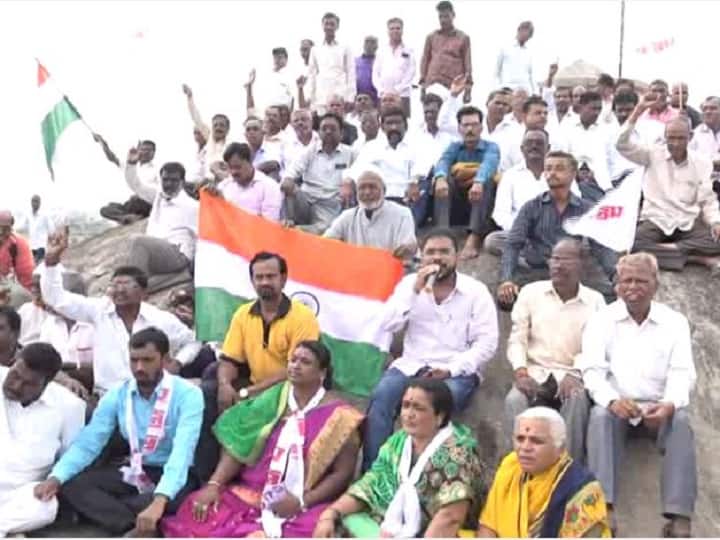 Solapur's transport service Disrupted11 days, workers did Sholay-style movement 11 दिवसांपासून सोलापूरची परिवहन सेवा ठप्प, कामबंद आंदोलनाची दखल न घेतल्याने शोले स्टाईल आंदोलन