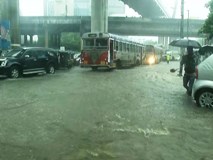 Mumbai Rains - Heavy rain in Mumbai, air, road, rail traffic disrupts Mumbai Rains | मुंबईत कोसळधार; पाणी साचलं, हवाई, रस्ते वाहतूक विस्कळीत