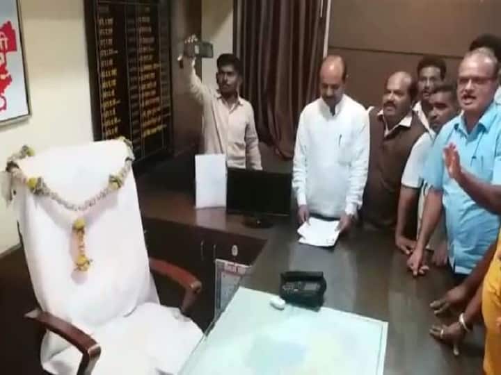 BJP activist feud at amravati ZP president cabin पंतप्रधान, राष्ट्रपतींचा फोटो जिल्हा परिषद अध्यक्षांच्या दालनात न लावल्याने भाजप कार्यकर्त्यांचा राडा
