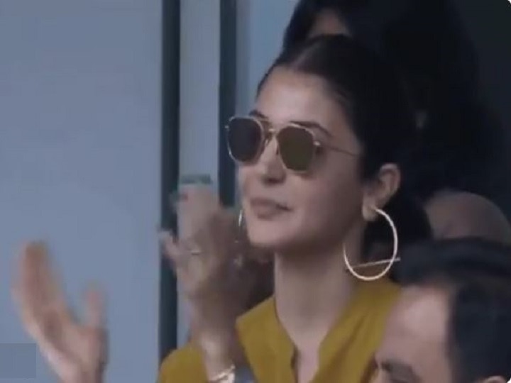 Anushka Sharma asks whats the signal for four, at Ind vs Sri Lanka match in Leeds, Twitter cant handle it 'फोर'साठी काय सिग्नल असतो? विराटच्या चौकारानंतर अनुष्काचा प्रश्न