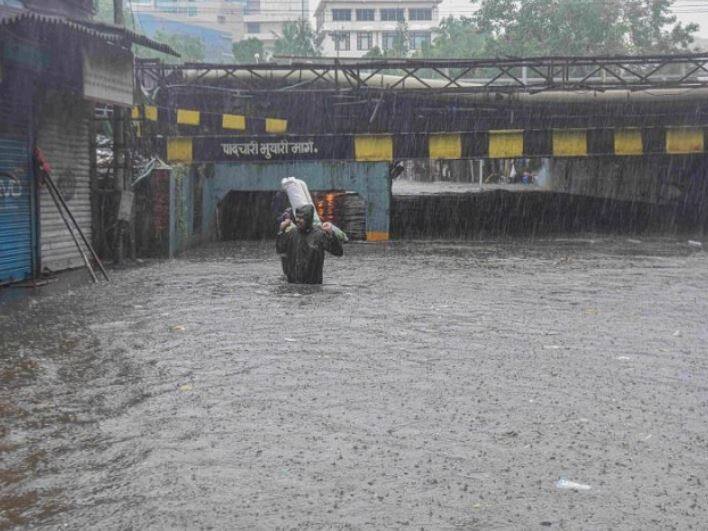 मुंबईसह कोकणात अतिवृष्टीचा इशारा, हवामान विभागाकडून ऑरेंज अलर्ट जारी Heavy Rain Predicted In Mumbai, Met Department Issued Orange alert मुंबईसह कोकणात अतिवृष्टीचा इशारा, हवामान विभागाकडून ऑरेंज अलर्ट जारी