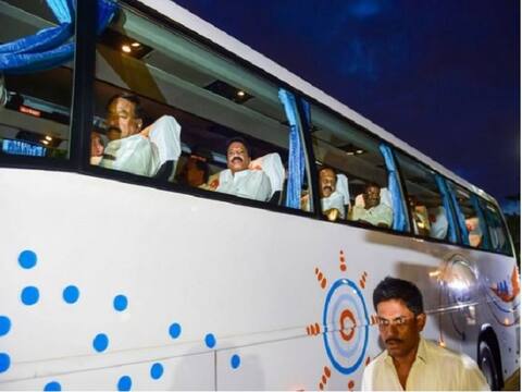 कर्नाटकातील सत्तासंघर्ष : कुमारस्वामी यांचं सरकार लवकरच कोसळण्याची शक्यता, राजीनामा देणाऱ्या आमदारांची संख्या 15 वर कर्नाटकातील सत्तासंघर्ष : कुमारस्वामी यांचं सरकार लवकरच कोसळण्याची शक्यता, राजीनामा देणाऱ्या आमदारांची संख्या 15 वर