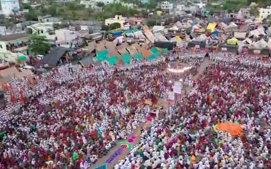 माऊलीच्या पालखी सोहळ्याने सोलापूर जिल्ह्यामध्ये प्रवेश केल्यानंतर पालखी तळावर होणारी ही गर्दी. 