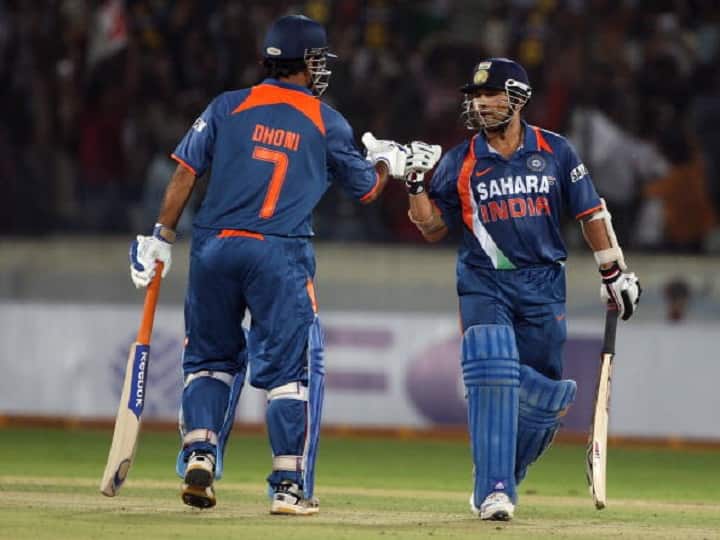 MS Dhoni joins Sachin Tendulkar in elite list without a single ball being bowled in India vs New Zealand semis World Cup 2019 IND vs NZ : मास्टर ब्लास्टरच्या पंक्तीत महेंद्रसिंग धोनी दाखल, 350 वन डे सामन्यांचा टप्पा पार