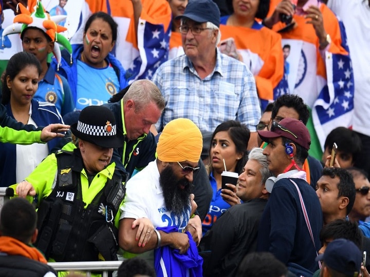 ICC World Cup 2019 - Fans ejected from stadium after protest during India vs New Zealand match ICC World Cup 2019 | भारत-न्यूझीलंड सामन्यादरम्यान खलिस्तानी समर्थक पोलिसांच्या ताब्यात