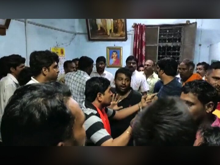 MLA fundkar and bjp worker beaten ST Bus Depot Manager in Khamgaon VIDEO | भाजप आमदार फुंडकरांच्या उपस्थितीत खामगावमध्ये आगार व्यवस्थापकांना मारहाण