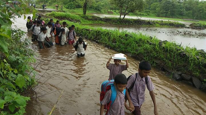 कल्याण आणि मुरबाड तालुक्याच्या वेशीवर बांगरवाडी गाव आहे. आदिवासीबहुल असलेल्या या गावाची लोकसंख्या जवळपास 200 च्या घरात आहे. मात्र याच गावाला जाणाऱ्या एकमेव रस्त्याची ही अवस्था दयनीय आहे. कुंदे गावापासून बांगरवाडी गावाला जायला एक कच्चा रस्ता आहे. दुसऱ्या गावात किंवा शहरात, तालुक्याला जायचं असेल, तर याच रस्त्यावरुन गावातले आबालवृद्ध, विद्यार्थी, महिला यांना रोजचा प्रवास करावा लागतो. 