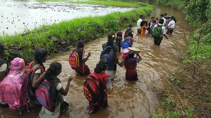  जवळपास अडीच किलोमीटरच्या या रस्त्यात वाटेत एक ओढा लागतो, मात्र हा ओढा पार करताना पाणी कंबरेच्याही वर जातं. लहानग्या विद्यार्थ्यांच्या तर डोक्यावरुन पाणी जातं. मात्र तरीही ना विद्यार्थी शाळेत जाणं सोडत, ना मायबाप सरकार यांच्याकडे लक्ष देतं. वर्षानुवर्षे गावात हाच जीवघेणा प्रवास सुरु आहे.