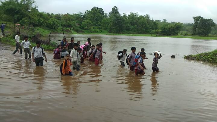 गेल्या अनेक वर्षांपासून इथल्या रस्त्याची ही समस्या जैसे थे आहे. एकीकडे समृद्धी महामार्गासाठी वाट्टेल ते करुन खासगी जमिनी घेण्यात आल्या. मात्र दुसरीकडे याच महामार्गापासून हाकेच्या अंतरावर असलेले बांगरवाडीत मात्र तुमच्याकडून गावातल्या रस्त्याचाही प्रश्न सुटत नसेल, तर ती समृद्धी काय कामाची? याचा विचार गांभीर्याने करणं गरजेचं आहे.