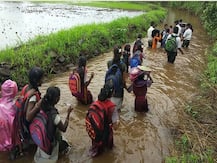 शाळेच्या वाटेत छातीभर पाणी अन् डोक्यावर दप्तर... मुरबाडच्या बांगरवाडीत विद्यार्थ्यांचा जीवघेणा प्रवास