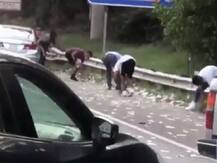 रस्त्यावर पैशांचा पाऊस... पैशांची वाहतूक करणाऱ्या गाडीचा दरवाजा उघडा राहिल्याने लोकांची चंगळ