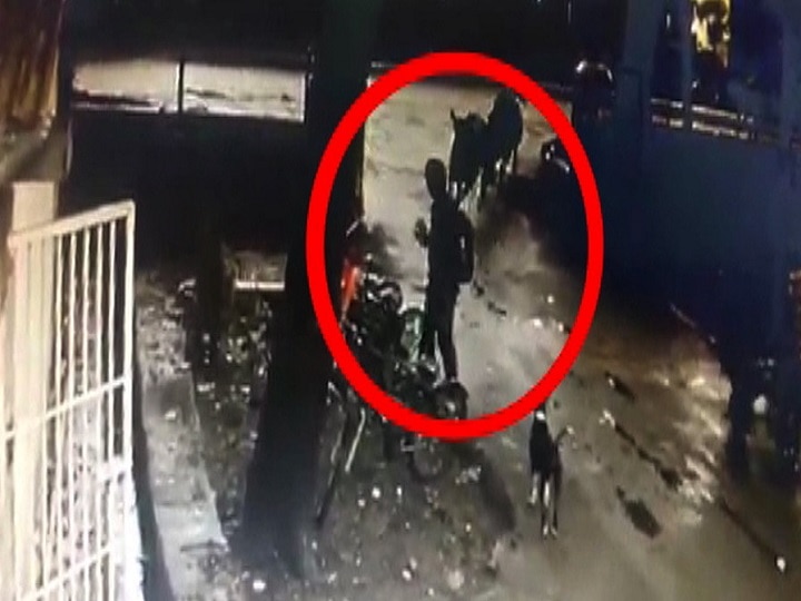 Bull attacks IIT Mumbai Intern Akshay Latha, injures him CCTV VIDEO | मुंबई आयआयटीतील इंटर्न बैलाच्या धडकेत जखमी
