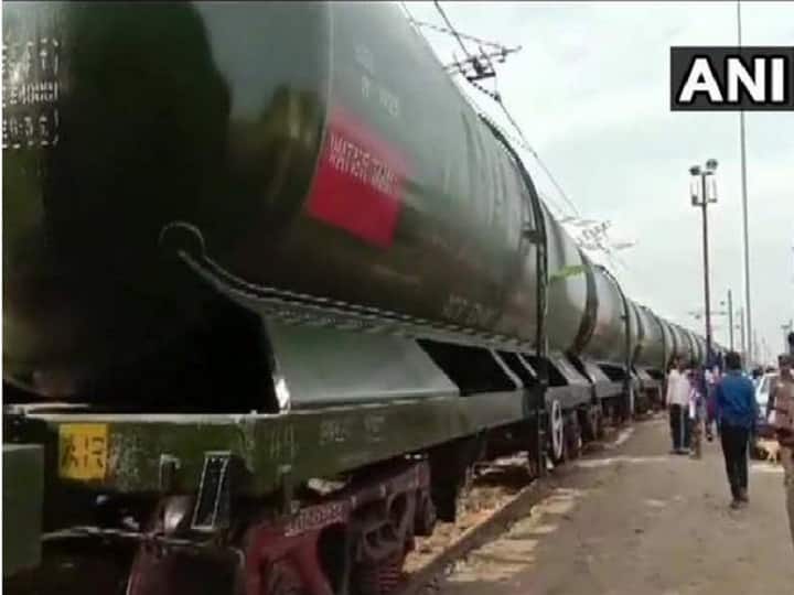 Train carrying water from Jolarpettai arrives in parched Chennai चेन्नईची तहान भागवण्यासाठी वेल्लोरहून रेल्वेने पाणी, 25 लाख लीटर पाण्याची वाहतूक