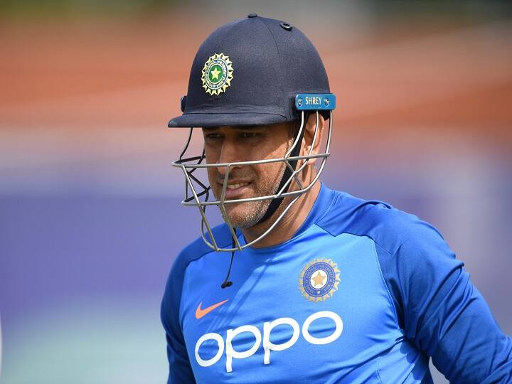 MS Dhoni will Retire soon, Dropped From BCCI Annual Contract धोनीच्या निवृत्तीचे संकेत, बीसीसीआयने वार्षिक कॉन्ट्रॅक्टमधून वगळलं