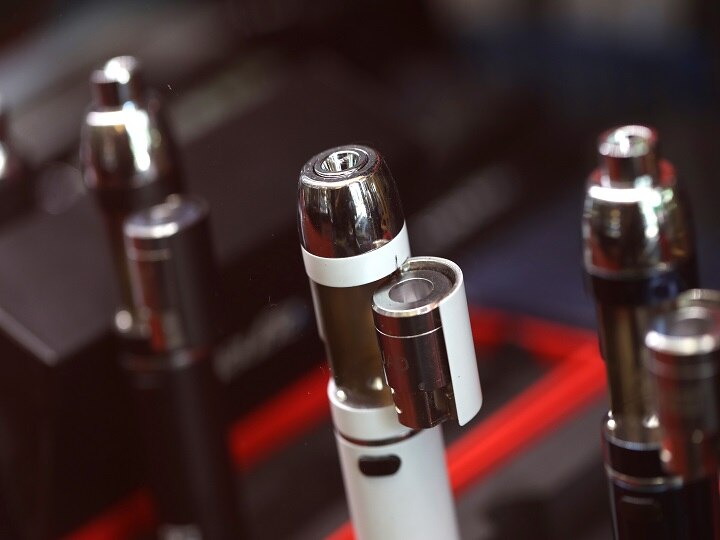 FDA took action against E cigarettes, pen hukka after ABP Majha sting operation 'माझा' इफेक्ट | ई-सिगरेट्स, पेन हुक्काच्या विक्रीवर एफडीएकडून बंदी