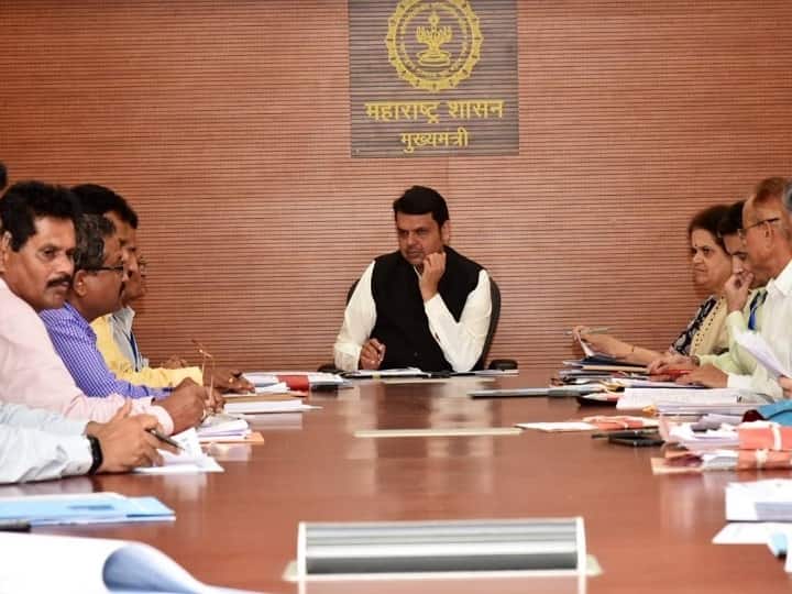 शासकीय कर्मचाऱ्यांचे निवृत्तीचे वय 60 वर्षे करणार, निवडणुकीच्या तोंडावर राज्य सरकारची आश्वासनांची खैरात Maha state employees retirement age will 60 yrs - CM Devendra Fadnavis शासकीय कर्मचाऱ्यांचे निवृत्तीचे वय 60 वर्षे करणार, निवडणुकीच्या तोंडावर राज्य सरकारची आश्वासनांची खैरात