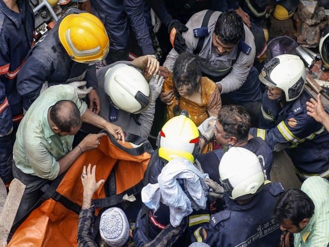 Dongri Building Collapse - death toll rises to 14, nine injured Dongri Building Collapse | डोंगरी इमारत दुर्घटनेतील मृतांची संख्या 14वर, बचावकार्य सुरुच
