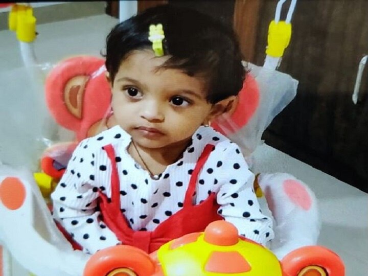 Nashik Girl allegedly killed by thieves, claims mother, police suspect dubious  सव्वा वर्षांच्या चिमुकलीची चोराकडून हत्या, आईचा दावा, पोलिसांना संशय
