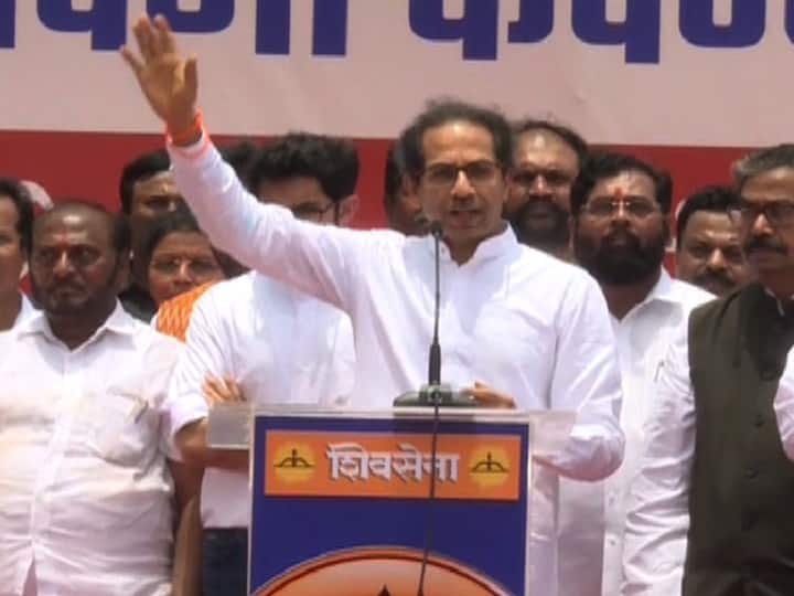 पीक विम्याची प्रकरणं 15 दिवसात सोडवा, उद्धव ठाकरेंचा मुंबईतल्या मोर्चातून इशारा Uddhav Thackeray warns crop insurance companies in Mumbai for farmers पीक विम्याची प्रकरणं 15 दिवसात सोडवा, उद्धव ठाकरेंचा मुंबईतल्या मोर्चातून इशारा