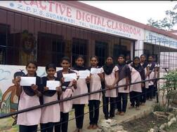 आस्तित्वात नसलेल्या 'बेटी बचाव बेटी पढाओ' योजनेचे फॉर्म भरण्यासाठी पालकांची झुंबड