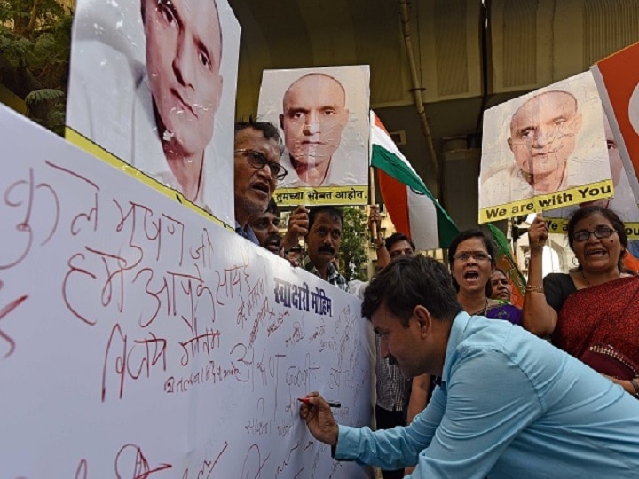Kulbhushan Jadhav case ICJ has ruled in favour of India on merits, affirming Jadhavs right to consular access and notification Kulbhushan Jadhav | कुलभूषण जाधव यांच्या फाशीला आंतरराष्ट्रीय न्यायालयाकडून स्थगिती, भारताचा मोठा विजय, पाकला दणका