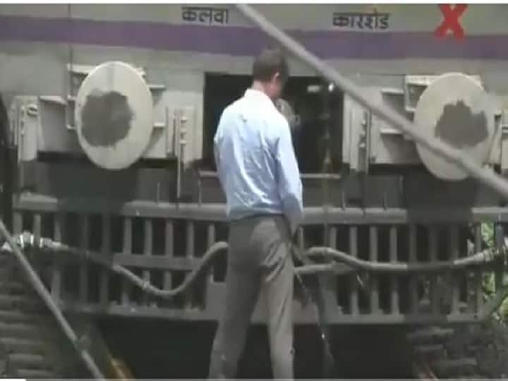लोकल थांबवून मोटरमनची लघुशंका, व्हिडिओ सोशल मीडियावर वायरल Mumbai : Central Railway local motorman jumps off halted train to pee on railway track लोकल थांबवून मोटरमनची लघुशंका, व्हिडिओ सोशल मीडियावर वायरल