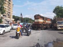 पुण्यात रेल्वे इंजिन अचानक रस्त्यावर, वाहन चालकांची पळापळ
