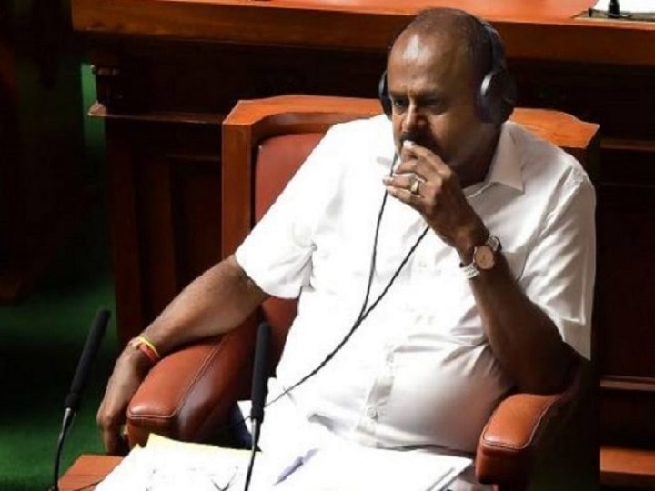 Karnataka Crisis - Governor asks CM HD Kumarswamy to prove majority by 1.30 pm today Karnataka Crisis : दुपारी दीड वाजेपर्यंत बहुमत सिद्ध करण्याच्या राज्यपालांच्या सूचना