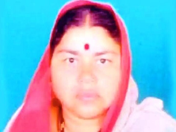 Solapur - Half burnt dead body of a women found in farm स्वत:च्याच शेतात महिलेचा अर्धवट जळालेल्या अवस्थेत मृतदेह आढळला