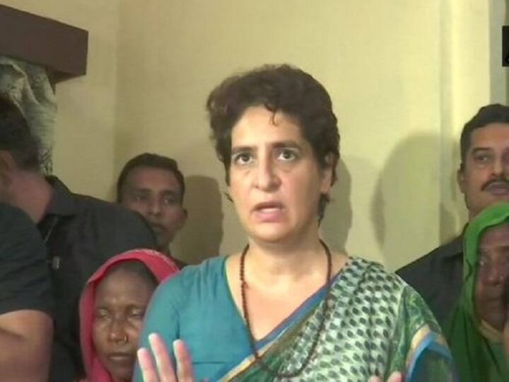 Sonbhadra Massacre- priyanka gandhi meets family of daed people in Sonbhadra firing case Sonbhadra Firing | अखेर प्रियांका गांधी पीडित परिवाराला भेटल्या, काँग्रेसकडून प्रत्येक पीडित परिवाराला दहा लाखांची मदत