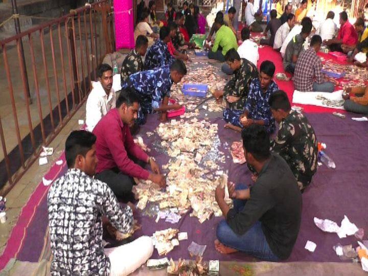 aashadhi yatra 4 crore 40 lac donation received in Vitthal Rukmini Mandir pandharpur latest updates आषाढीला विठुरायाचरणी भाविकांचं भरभरुन दान, विक्रमी साडेचार कोटींचं उत्पन्न तिजोरीत जमा
