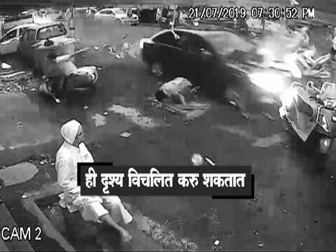 बेदरकार गाडीची दुचाकी, पादचारी आणि स्कूल बसला धडक; दोघांचा मृत्यू बेदरकार गाडीची दुचाकी, पादचारी आणि स्कूल बसला धडक; दोघांचा मृत्यू