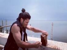 Vidyut Jammwal | हातात अंडं धरुन विटा फोडल्या, विद्युत जामवालचा अनोखा स्टंट वायरल