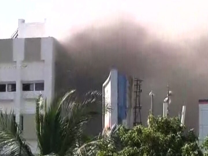 Huge fire at MTNL buidling in bandra मुंबईत MTNL च्या इमारतीत भीषण आग, 100 जण अडकले