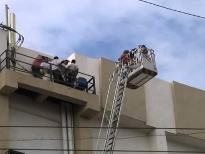 Fire at MTNL building in bandra - 60 rescued so far - many trapped MTNLच्या इमारतीत भीषण आग, 60 जणांना वाचवण्यात यश, 30 जण अद्याप अडकल्याची भीती