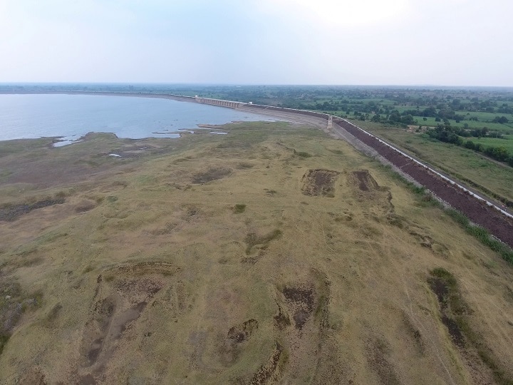 Latur Manjara dam touches dead storage mark पावसाने ओढ दिल्याने लातुरकरांच्या तोंडचे पाणी पळाले, मांजरा धरणात महिनाभर पुरेल इतकाच पाणीसाठा