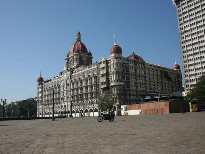 Taj Hotel occupied the street, Accusation of opposition leaders mumbai, latest update मुंबई महापालिकेचे अधिकारी ताज हॉटेलवर मेहेरबान, कोट्यवधींची आकारणी लाखांवर