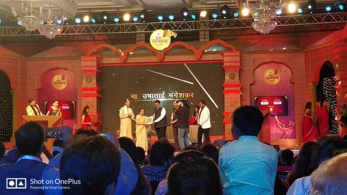 उषा मंगेशकर : ज्येष्ठ गायिका उषा मंगेशकर यांचा माझा सन्मान पुरस्काराने गौरव करण्यात आला. उषाताईंनी मराठी, हिंदी, बंगाली, कानडी, गुजराती आणि भोजपुरी भाषांमध्ये हजारो गाणी गायली आहेत. 