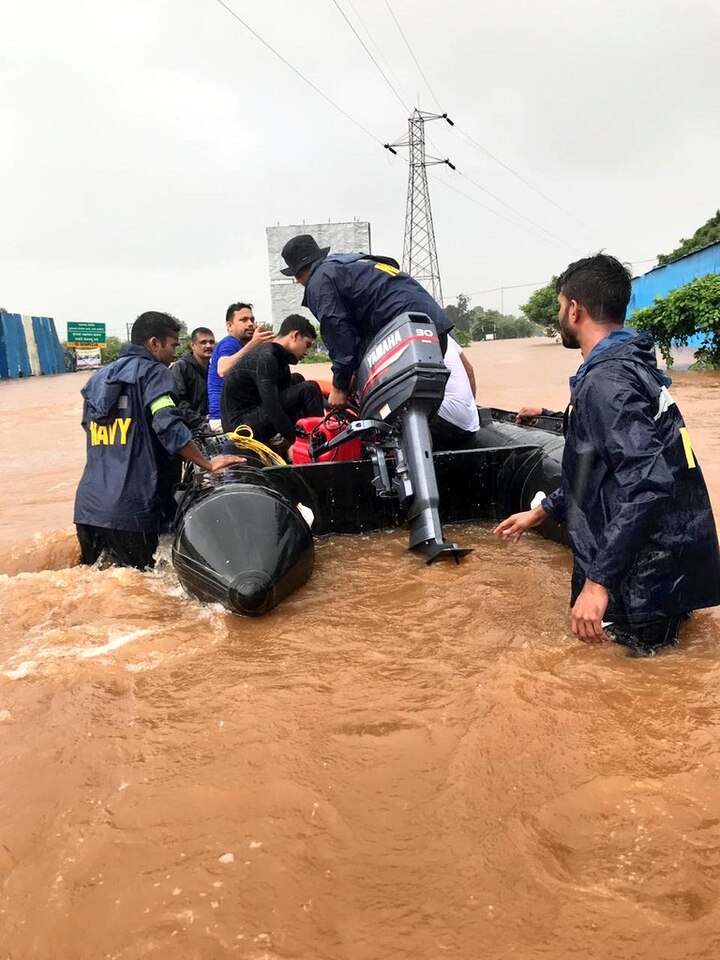 महालक्ष्मी एक्स्प्रेसमध्ये अडकलेल्या जवळपास 700 प्रवाशांची एनडीआरएफ आणि नेव्हीच्या टीमने सुटका केली. 