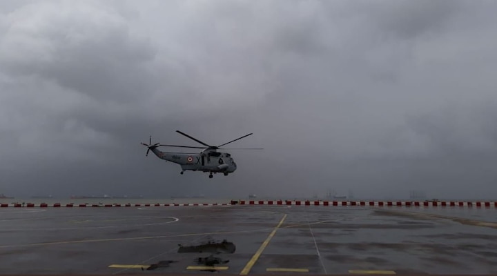 महालक्ष्मी एक्सप्रेसमधील प्रवाशांपर्यंत मदत कार्य पोहचवण्यासाठी एअर फोर्सच्या दोन हेलिकॉप्टर्सनी आधी परिसराची आणि पाण्याची पाहणी केली. 