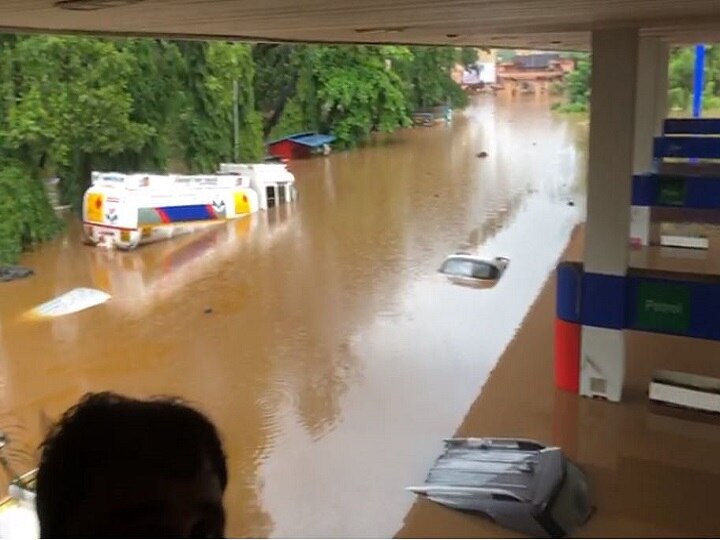 Heavy rain in kalyan dombivali, more than 100 people stuck on m कल्याण-डोंबिवली परिसराला पावसानं झोडपलं, पेट्रोल पंपावर जवळपास 100 लोक अडकले