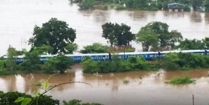 कोल्हापूर निघालेली महालक्ष्मी एक्स्प्रेस शुक्रवारी रात्रीपासून बदलापूर जवळील वांगणीजवळ अडकली होती. 