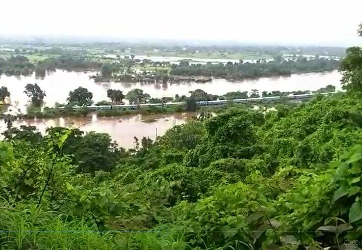 उल्हास नदीला आलेल्या पुरामुळे रुळावर दोन फुटांपर्यंत पाणी साचलं होतं.