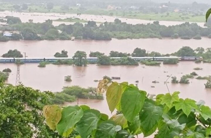 पाण्यातील गाडी पुढे नेणे शक्य नसल्याने महालक्ष्मी एक्स्प्रेस वांगणीजवळ रखडली होती. 