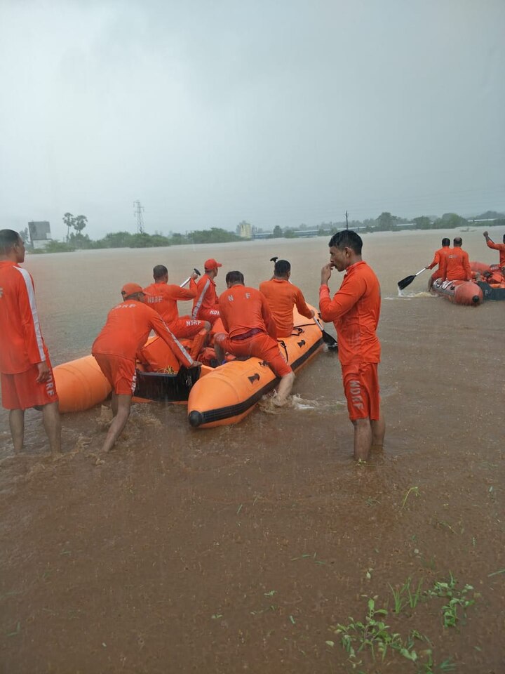 घटनेची माहिती मिळताच स्थानिक नागरिकांनी आणि प्रशासनाने प्रवाशांना वाचवण्यासाठी बचावकार्य सुरु केलं. 