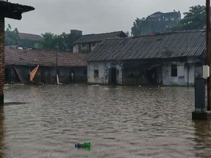 Bhiwandi Mumbai Rain Update water enter in Thousands of house  Bhiwandi Rain Update | भिवंडीत हजारो घरात शिरले पाणी, वाशिंदचा रेल्वेखालचा बोगदा पाण्याखाली गेल्याने 42 गावांचा संपर्क तुटला