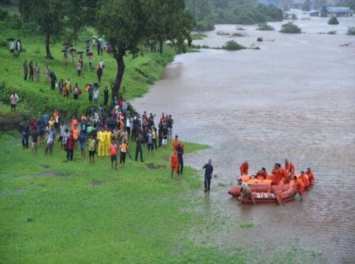Mahalaxmi Express rescue operation successful - rescued 1050 commuters 'महालक्ष्मी एक्सप्रेस ऑपरेशन' यशस्वी, पाच तासांत 9 गर्भवतींसह 1050 प्रवाशांची सुखरुप सुटका