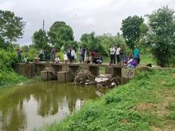 जुगार खेळताना पोलिसांनी छापा टाकल्याने चौघांच्या नाल्यात उड्या, दोघांचा मृत्यू