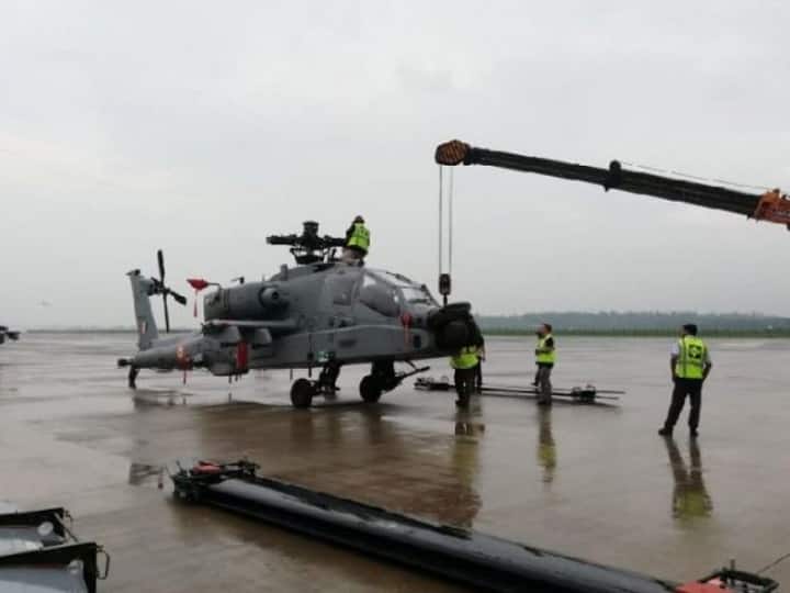 भारतीय वायुसेनेची ताकद अजून वाढली, अत्याधुनिक लढाऊ अपाचे हेलिकॉप्टर ताफ्यात दाखल indian air force gets first batch of four ah 64e apache helicopters from us भारतीय वायुसेनेची ताकद अजून वाढली, अत्याधुनिक लढाऊ अपाचे हेलिकॉप्टर ताफ्यात दाखल